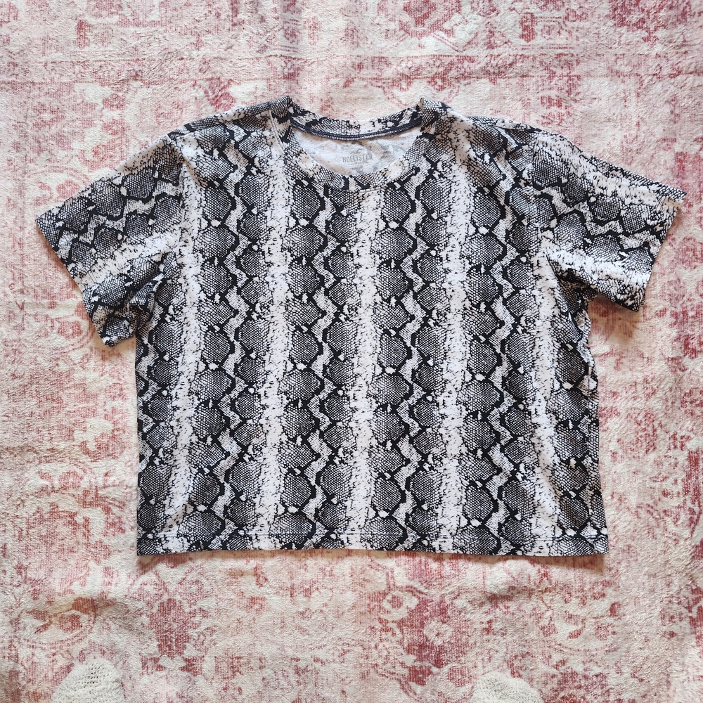 Hollister Black & White Snake-Print Cropped Tee